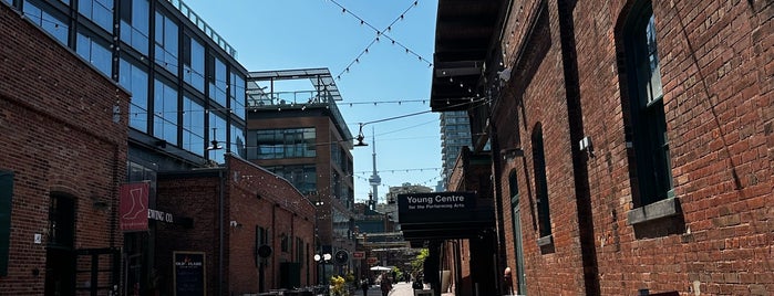 The Distillery Historic District is one of Lieux qui ont plu à Justin.