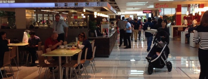 Westfield Food Court is one of Locais curtidos por Justin.