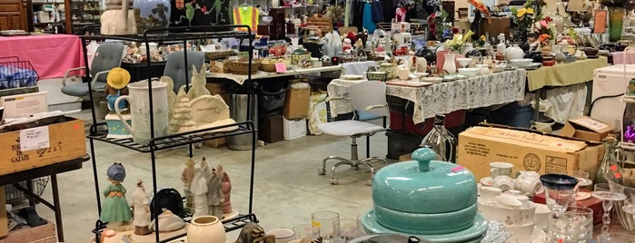 Maplewood Indoor Flea Market is one of Justinさんのお気に入りスポット.