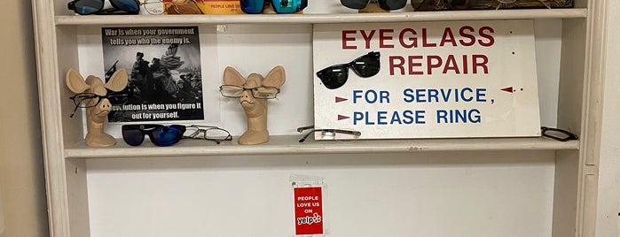 Paul Gross Eyeglass Repair is one of สถานที่ที่ Justin ถูกใจ.