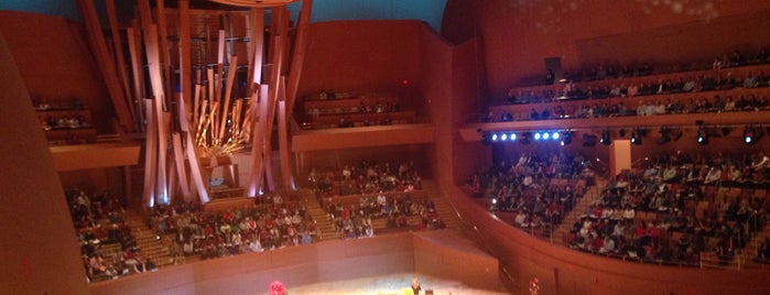 Walt Disney Concert Hall is one of Tempat yang Disukai Justin.