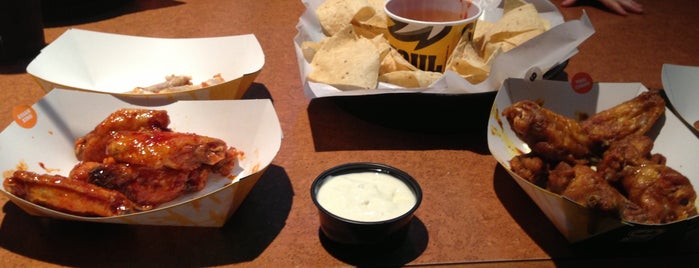 Buffalo Wild Wings is one of Locais curtidos por Juliana.