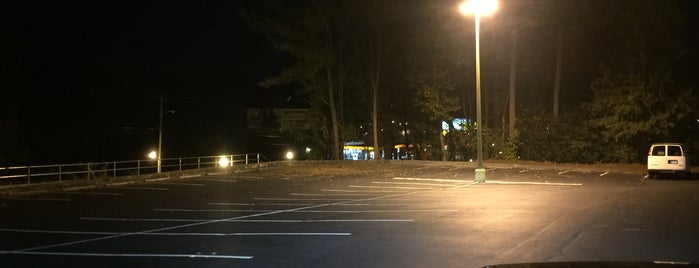 Druid Point parking lot - N side is one of Tempat yang Disukai Chester.