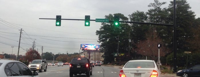 Peachtree Rd & Colonial Drive is one of Locais curtidos por Chester.