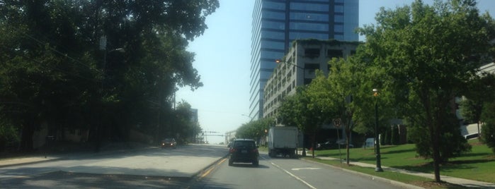 Peachtree Rd & Peachtree-Dunwoody Rd is one of Lugares favoritos de Chester.