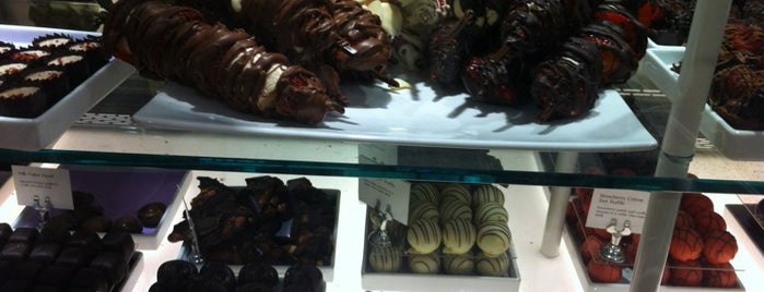 Godiva Chocolatier is one of Tempat yang Disukai Janine.