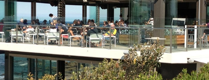 Merewether Surfhouse Restaurant and Bar is one of Posti che sono piaciuti a Scott.