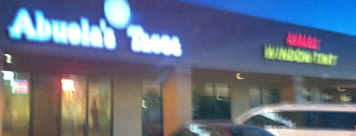Abuela’s Tacos is one of สถานที่ที่บันทึกไว้ของ Mike.