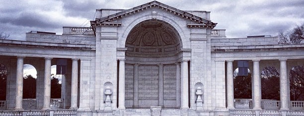 Arlington Memorial Amphitheater is one of Tempat yang Disukai Robert.