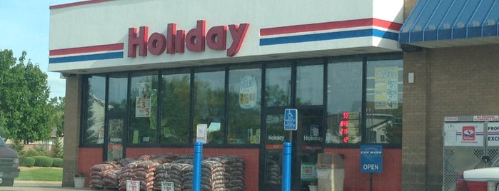 Holiday Station Store is one of สถานที่ที่ Julie ถูกใจ.