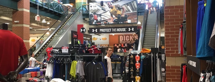 DICK'S Sporting Goods is one of Lugares favoritos de SooFab.