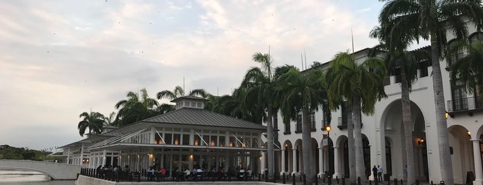 Plaza Lagos Town Center is one of Lugares favoritos de Fer.