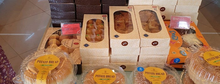 Holland Bakery is one of yuliana kartika.