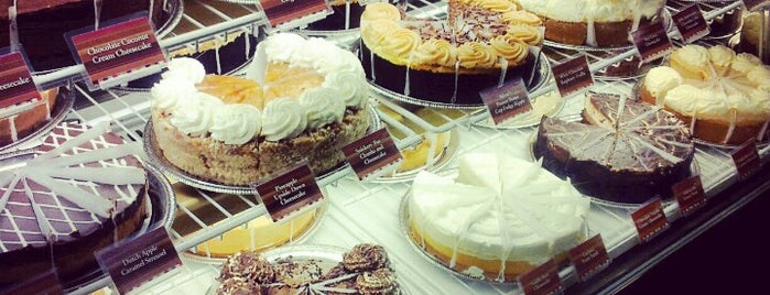 The Cheesecake Factory is one of Locais curtidos por Scott.
