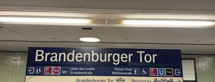 S+U Brandenburger Tor is one of Jánosさんのお気に入りスポット.