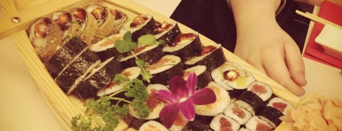 Umi Sushi & Asian Cuisine is one of Q's Hotspots !.