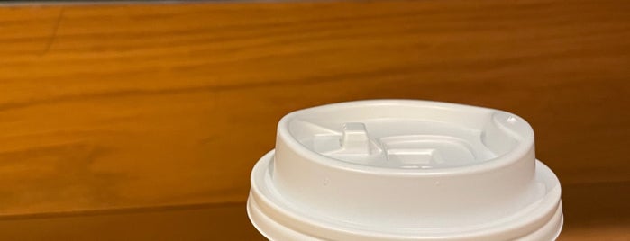 Starbucks is one of fujiさんのお気に入りスポット.