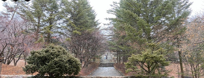 부석사 (浮石寺) is one of 경상북도 Gyeongsangbuk-do.
