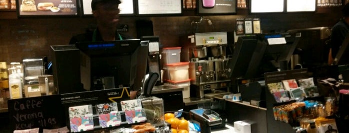 Starbucks is one of Lugares favoritos de Lindsey.