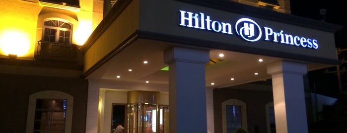 Hilton is one of สถานที่ที่ Mariana ถูกใจ.