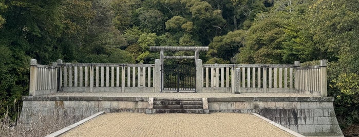磐之媛命平城坂上陵(ヒシアゲ古墳) is one of 宮内庁治定陵墓.