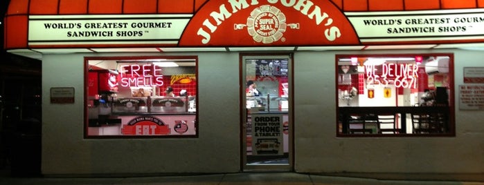 Jimmy John's is one of สถานที่ที่ Dana ถูกใจ.