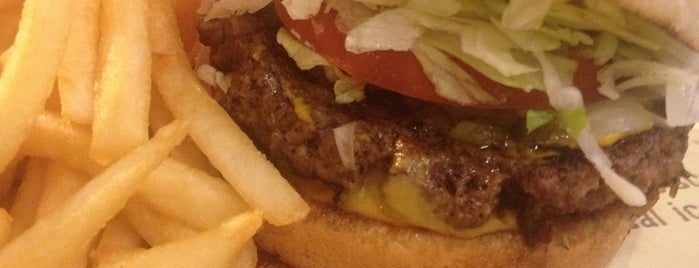 Fatburger is one of Lugares favoritos de Booie.