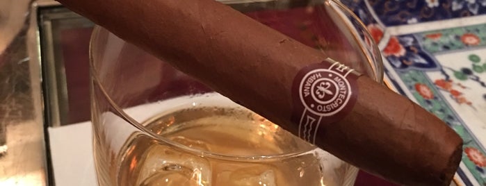 Red Chamber Cigar Divan is one of Lugares favoritos de Curtis.