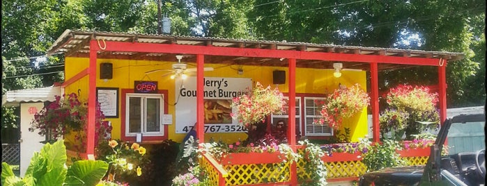 Jerry's Gourmet Burgers is one of สถานที่ที่ Chester ถูกใจ.