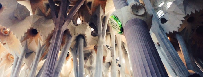 Basílica de la Sagrada Família is one of Tempat yang Disukai Roman.