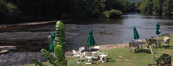 Apricots Restaurant & Pub is one of Outdoor Eats.