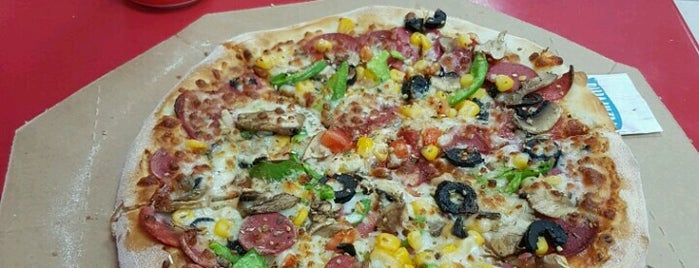 Domino's Pizza is one of สถานที่ที่ Gizemli ถูกใจ.