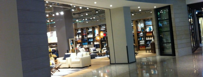 West Elm is one of Lieux qui ont plu à Nina.