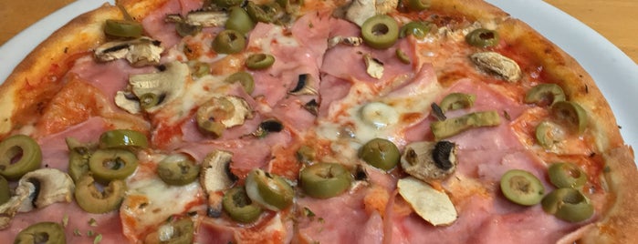 Pizzeria Castello is one of Posti che sono piaciuti a Martin.