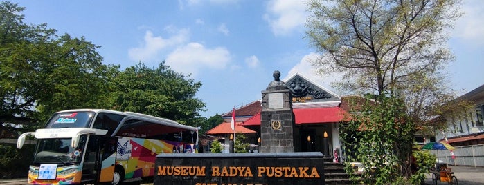 Museum Radya Pustaka is one of Bangunan Bersejarah Surakarta.