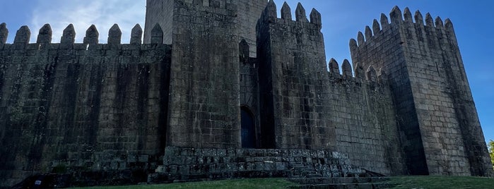 Castelo de Guimarães is one of Portugal Road trip.