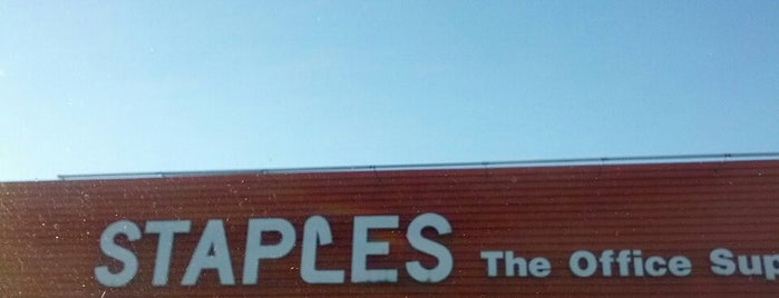 Staples is one of สถานที่ที่ MaryEllen ถูกใจ.