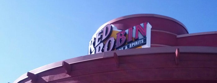 Red Robin Gourmet Burgers and Brews is one of Tempat yang Disukai Roc Dish.