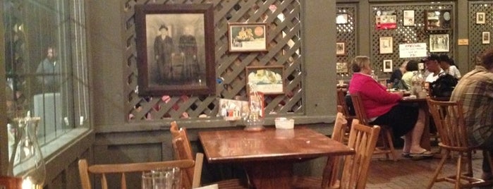 Cracker Barrel Old Country Store is one of James 님이 저장한 장소.