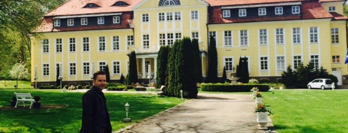 Schloss Wulkow is one of สถานที่ที่บันทึกไว้ของ Architekt Robert Viktor Scholz.