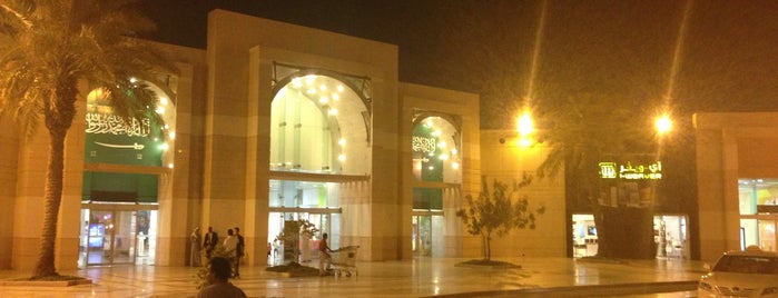 Heraa Mall is one of Gold's gym.