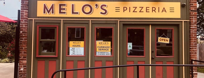 Melo's Pizzeria is one of Locais curtidos por Chris.