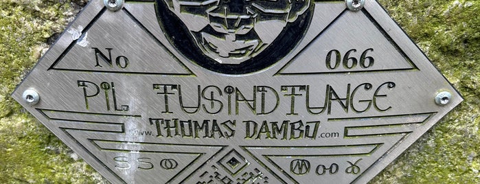 Pil Tusind Tunge is one of Thomas Dambo Giants.