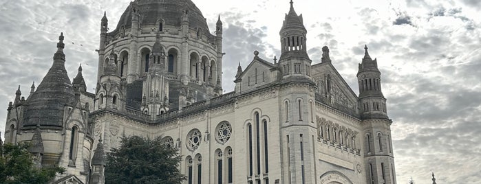 Basilique Saint-Thérèse is one of France.