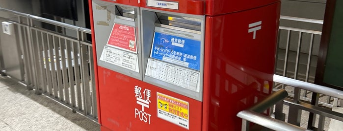 Postbox with round eaves is one of 東京駅変な物.