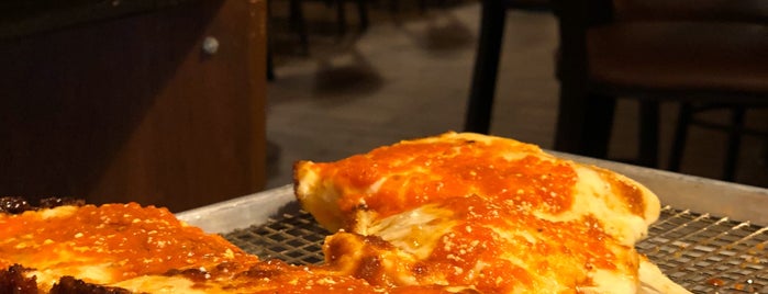 Pizzeria DeVille is one of Lugares guardados de Patrick.