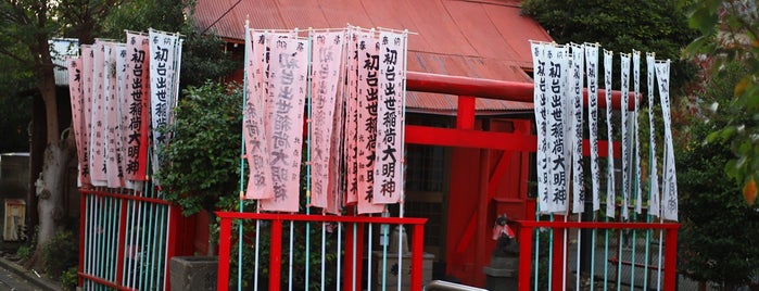 初台出世稲荷神社 is one of Shibuya-ku (渋谷区), Tokyo.