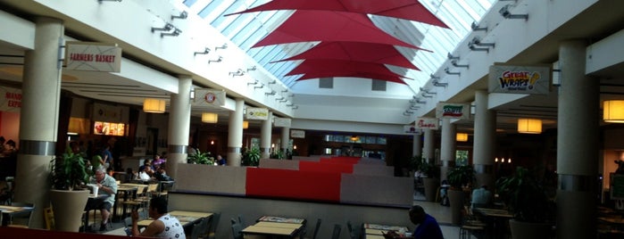 Cumberland Food Court is one of Lugares favoritos de Todd.
