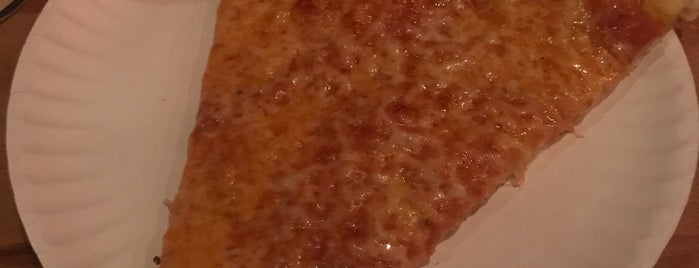 Gracie's Pizza is one of Locais salvos de Angel.