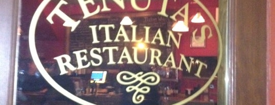 Tenuta's Italian Restaurant is one of สถานที่ที่ Cherri ถูกใจ.